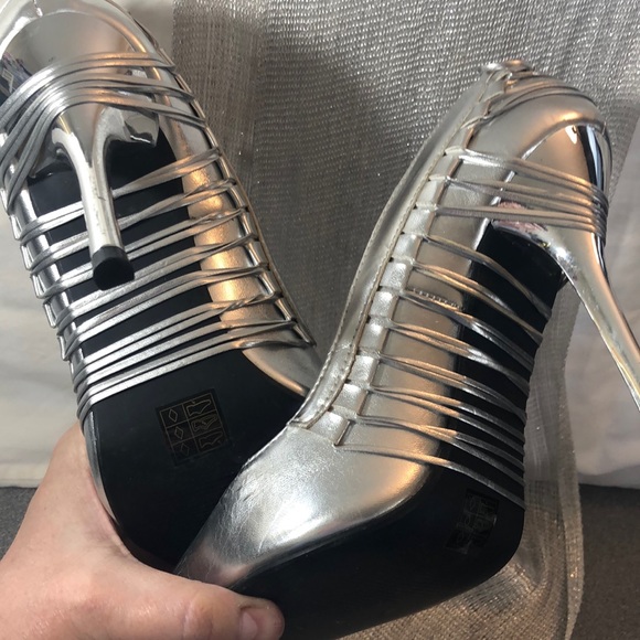 Pointy toed metallic silver wrapped heels - Picture 1 of 6